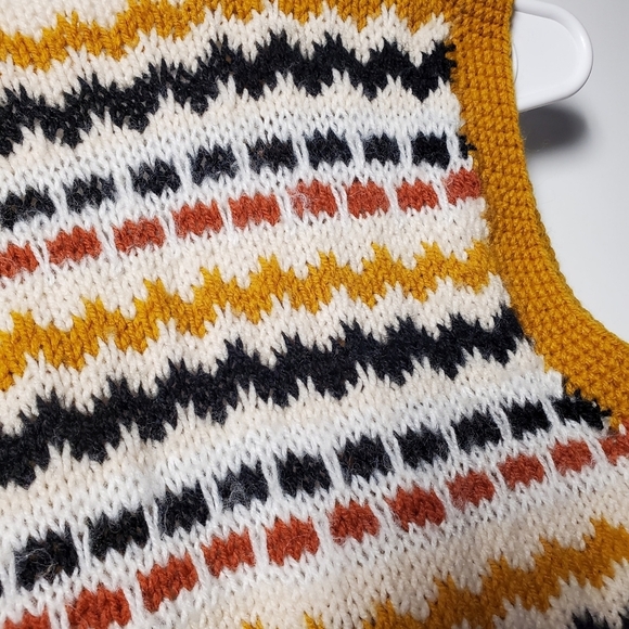 Womens 70's Earthtoned hand knitted vest - Picture 14 of 16